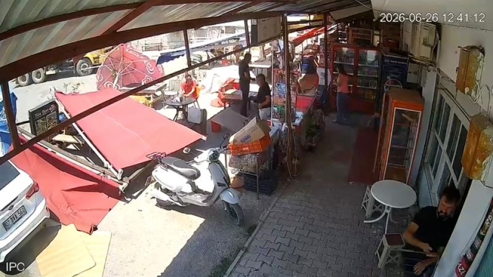 Antalya'da hortum! Tenteler savruldu!