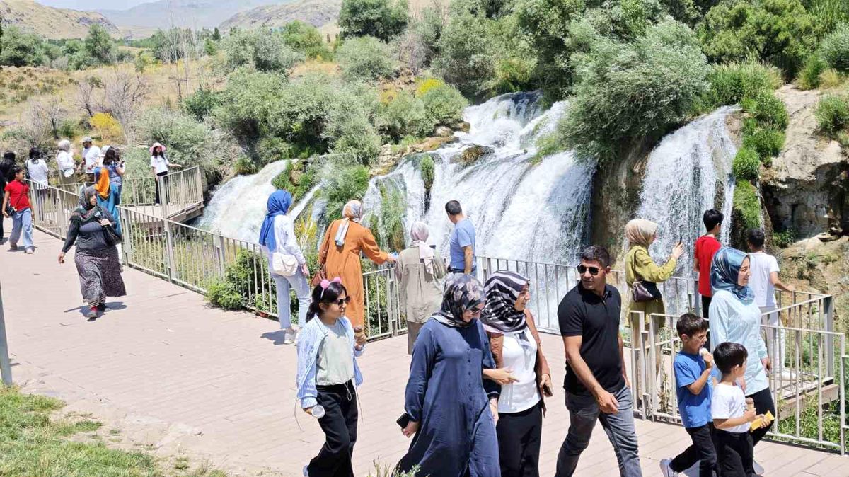 Debisi yükselen Muradiye Şelalesi'ne ziyaretçi akını