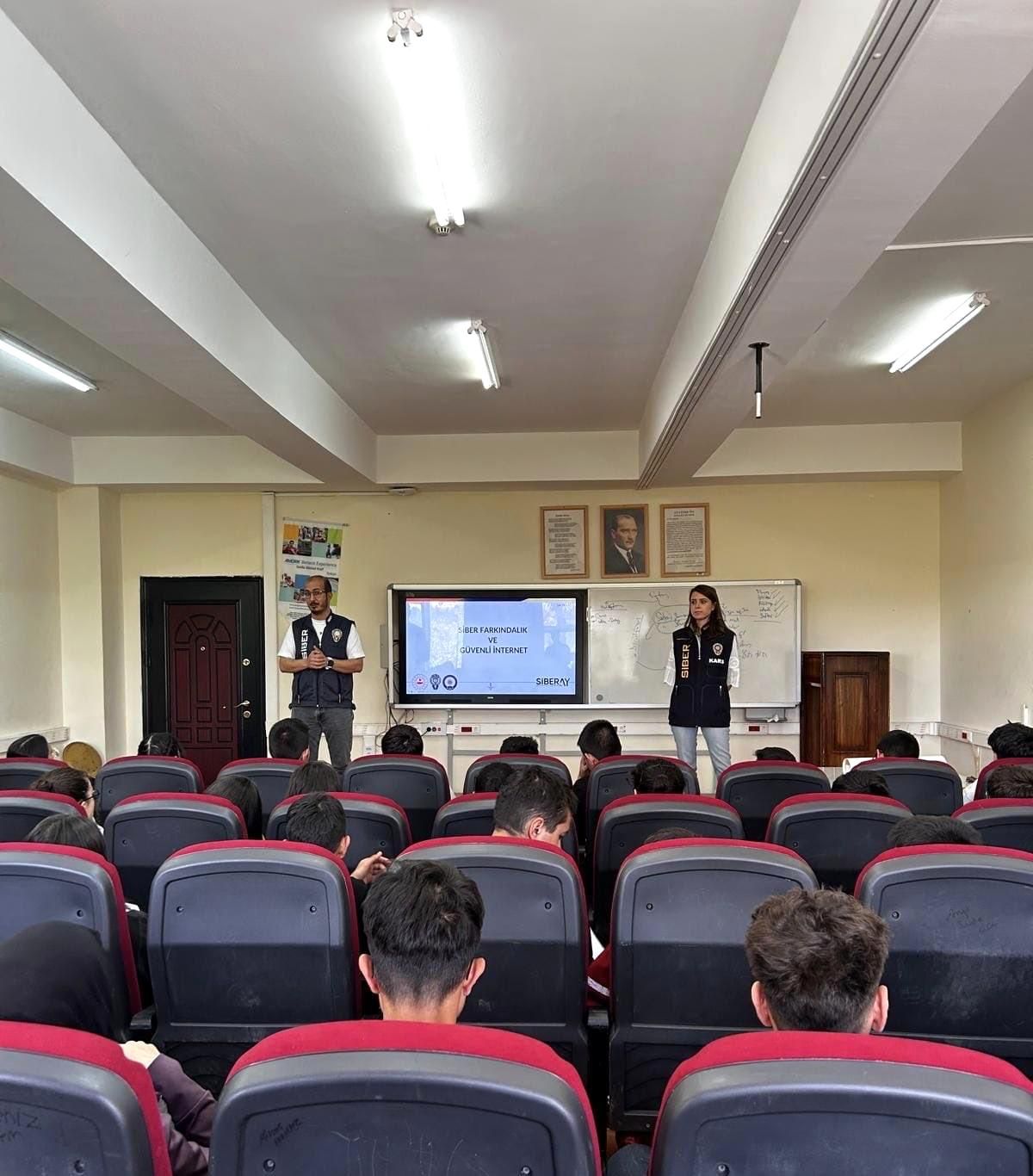 Kars'ta öğrencilere siber güvenlik eğitimi: 100 öğrenci bilinçlendirildi