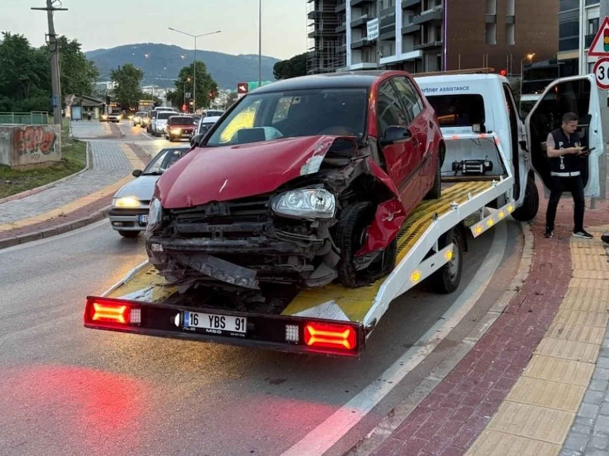 Bursa'da kontrolden çıkan araç tabelaya çarptı: Sürücü yaralandı