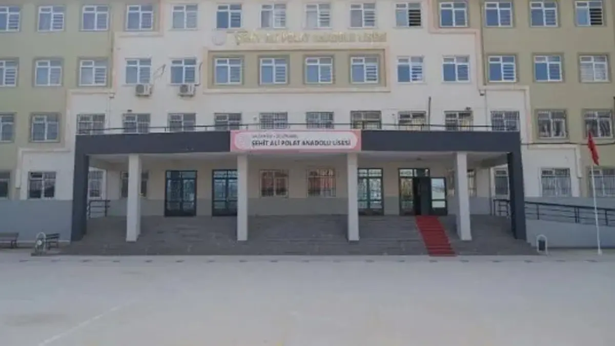 Tatil sevinci kana bulandı: Karne günü bıçaklanan 10'uncu sınıf öğrencisi kurtarılamadı