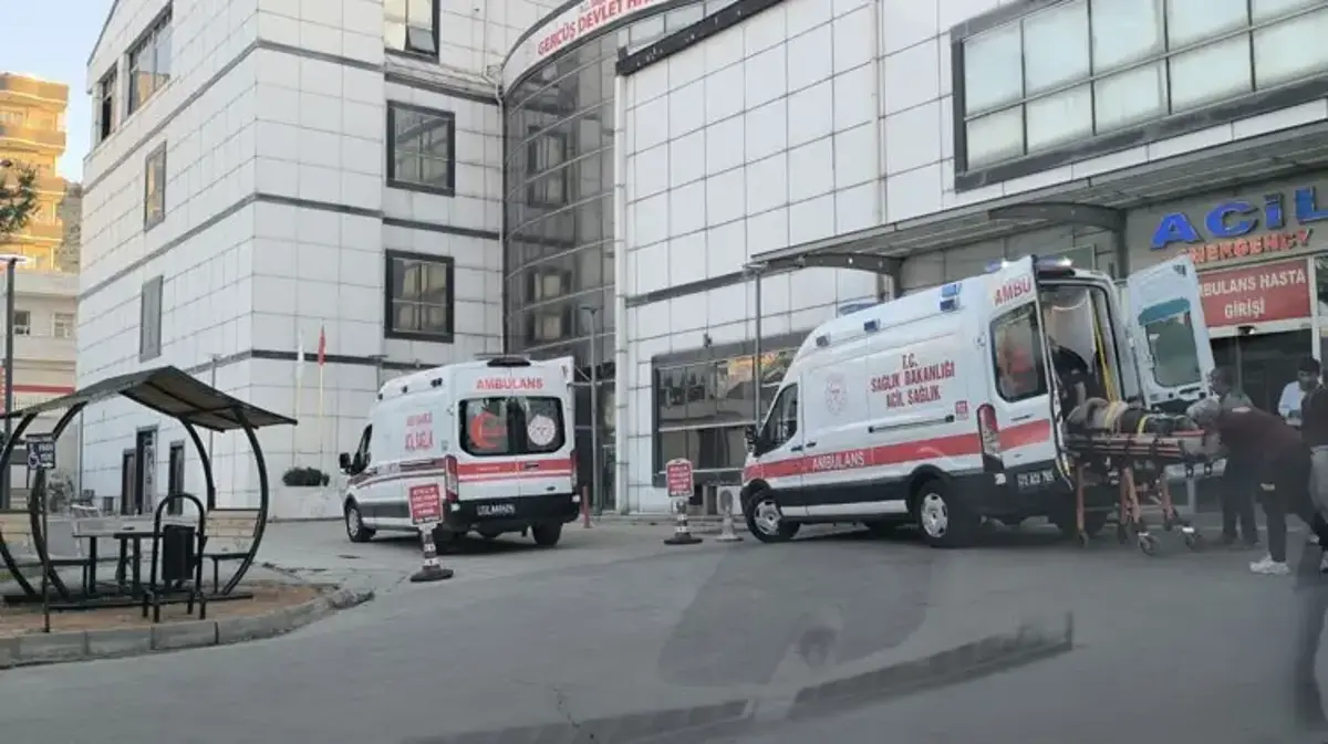 İnşaat iskelesi çöktü işçiler metrelerce yükseklikten düştü
