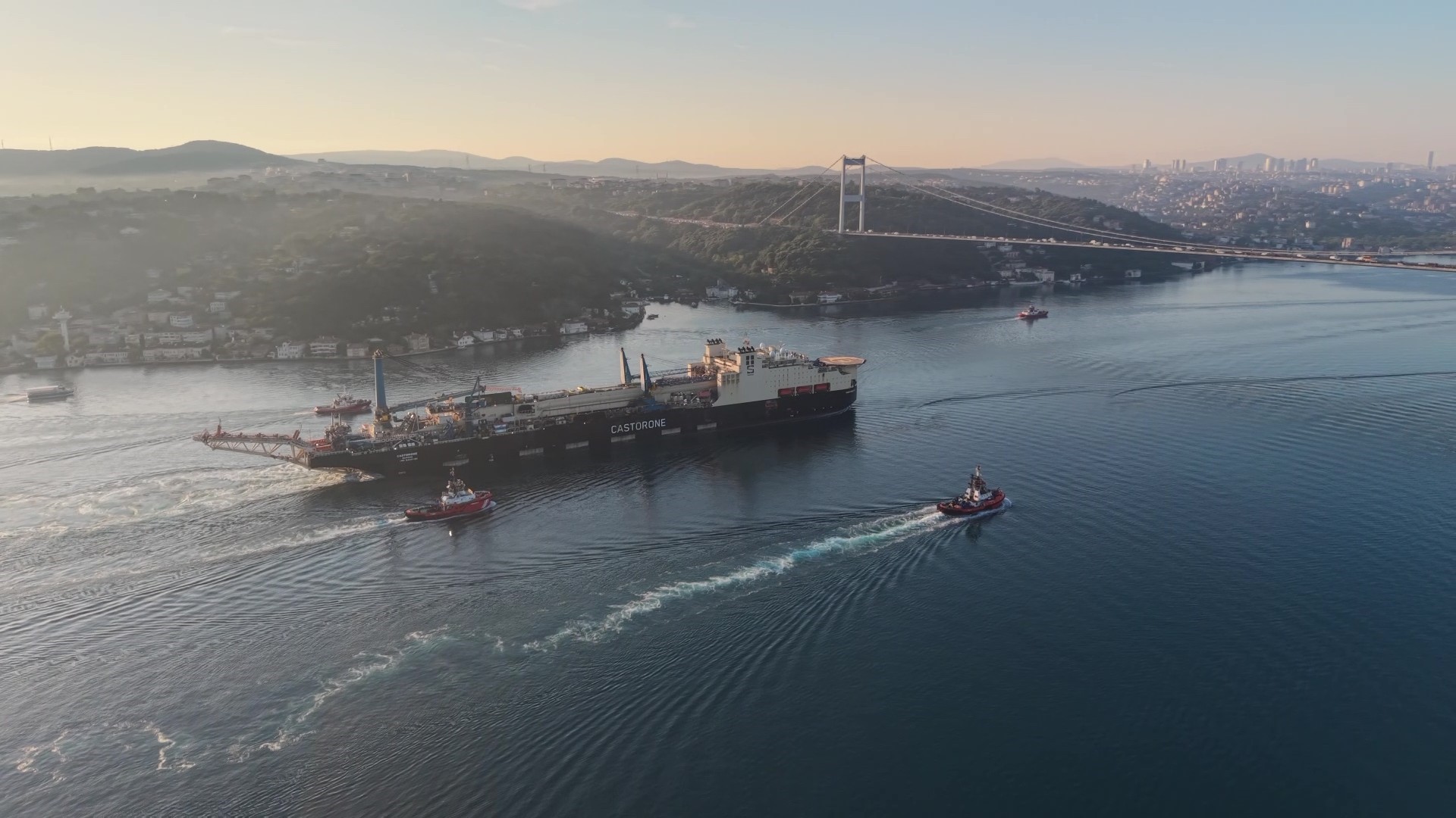 Boğaz dev geminin geçişi için kapatıldı