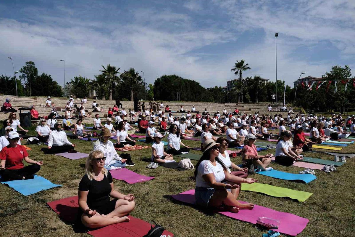 Büyükçekmece'de Dünya Yoga Günü'ne özel yüzlerce kadın yoga yaptı