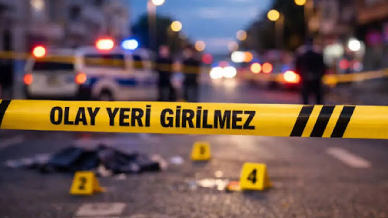 Tartıştığı kişinin üzerine aracı sürüp kapıya sıkıştırdı: O anlar kamerada