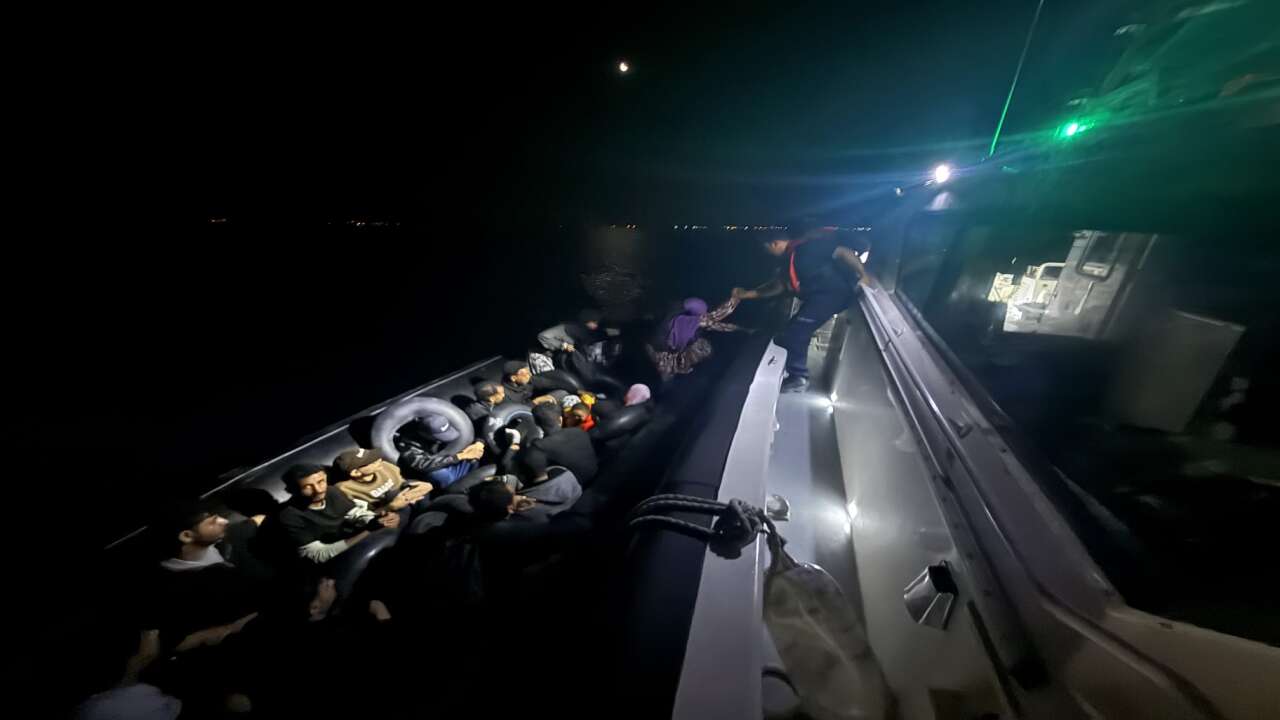 İzmir açıklarında düzensiz göç operasyonu: 93 göçmen yakalandı