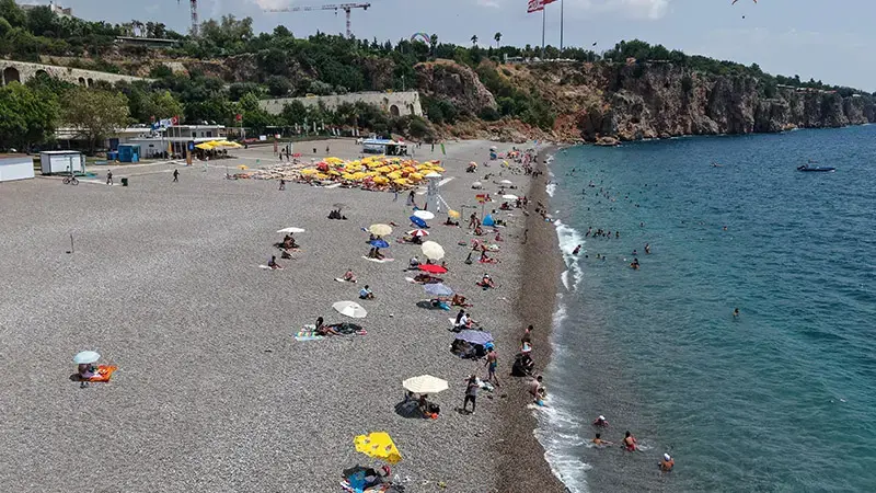 Antalya'da az bulutlu havada sahiller doldu