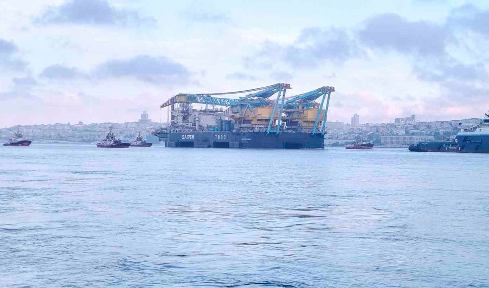 Devasa vinç gemisi İstanbul'dan geçiyor: Boğaz trafiğe kapatıldı