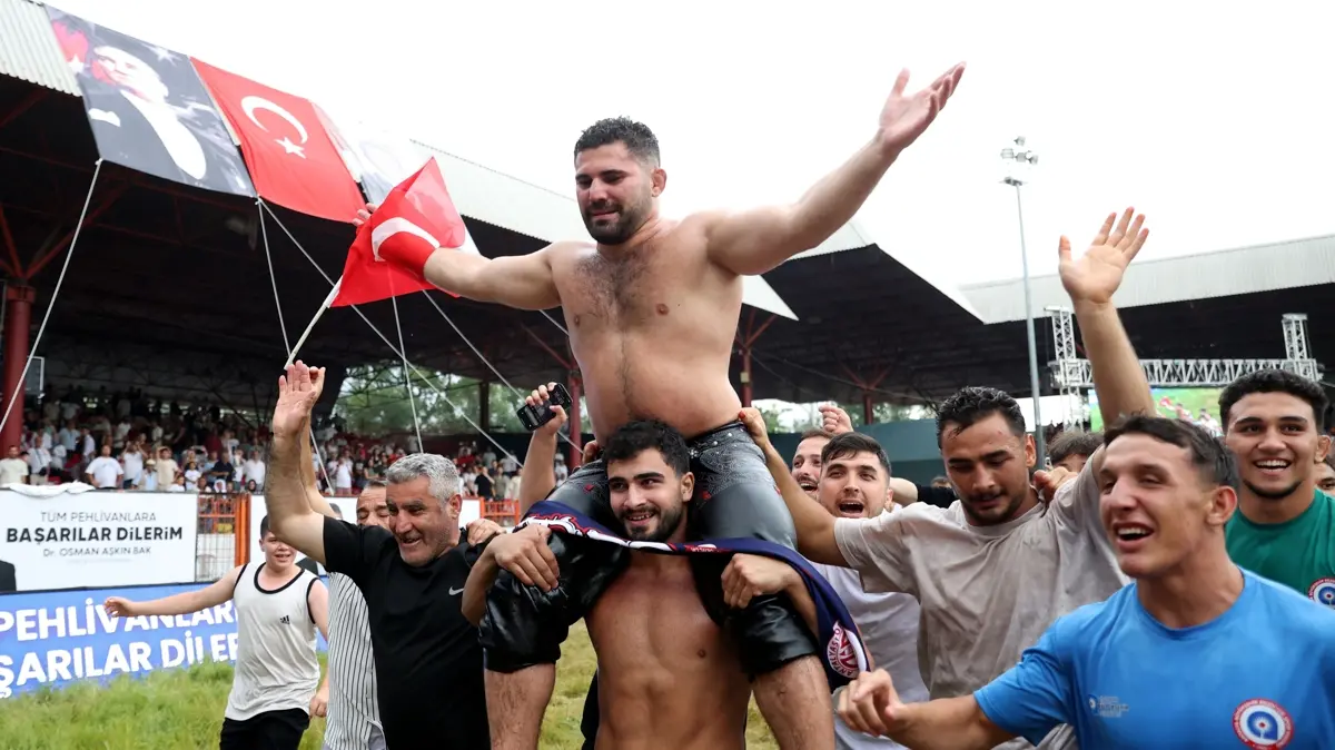 Bakan Bak'tan başpehlivan Erkan Taş'a tebrik