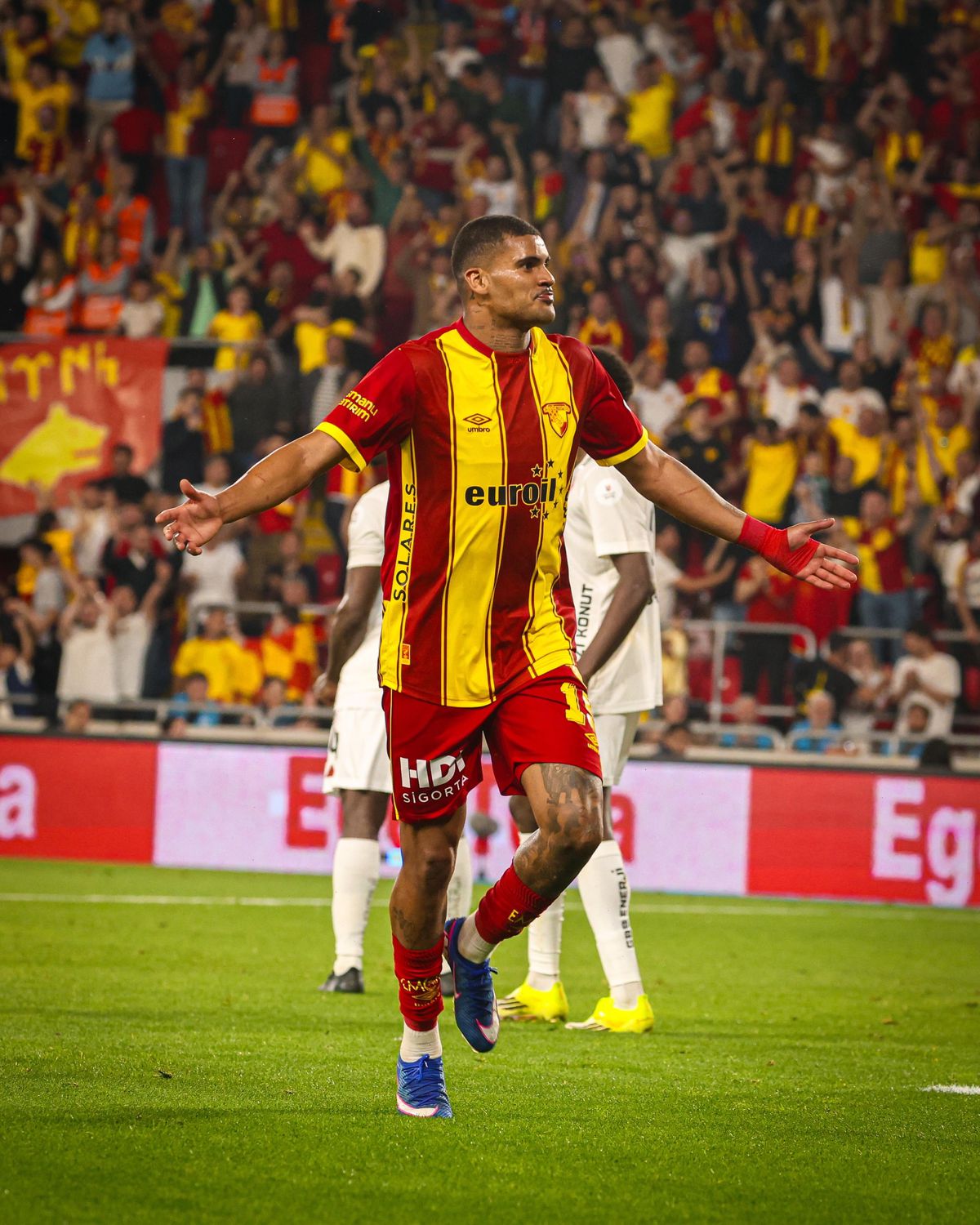 Göztepe'de Jeh Partizan'la anlaştı