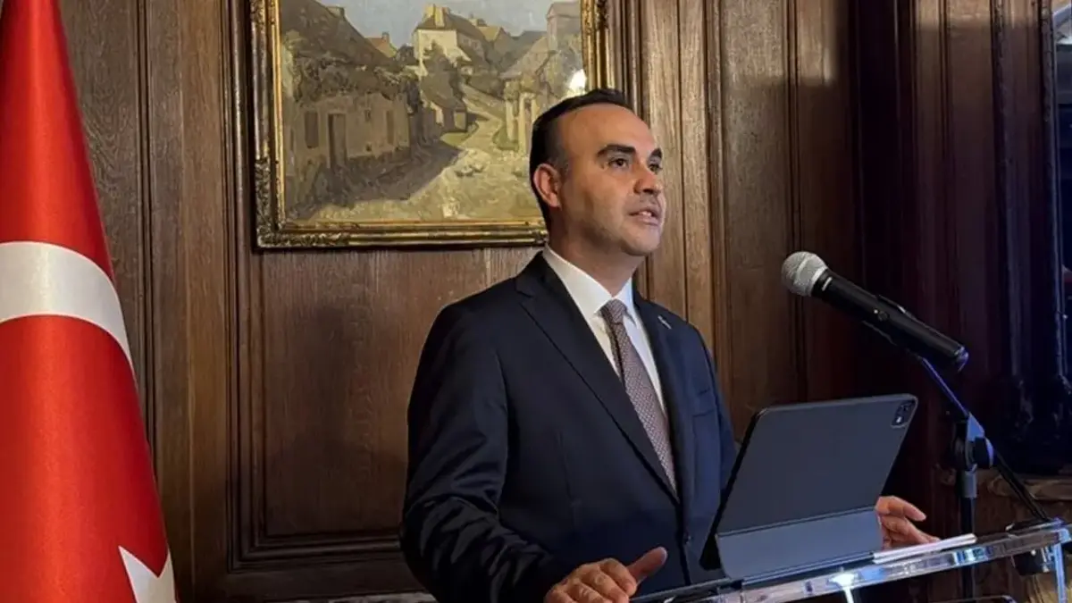 Bakan Kacır'dan Paris'te yatırım çağrısı! HIT-30 dünya sahnesinde