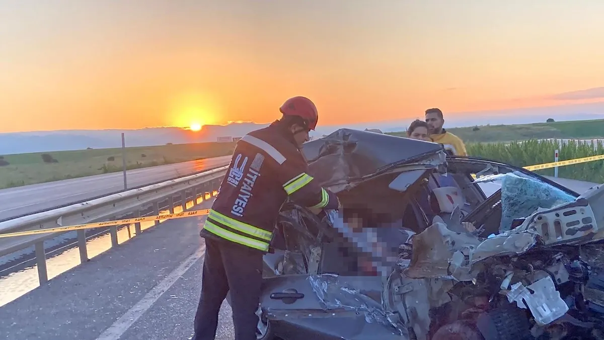 SON DAKİKA | Erzurum'da feci kaza: Otomobil kamyonete ok gibi saplandı! 3 ölü, 3 yaralı