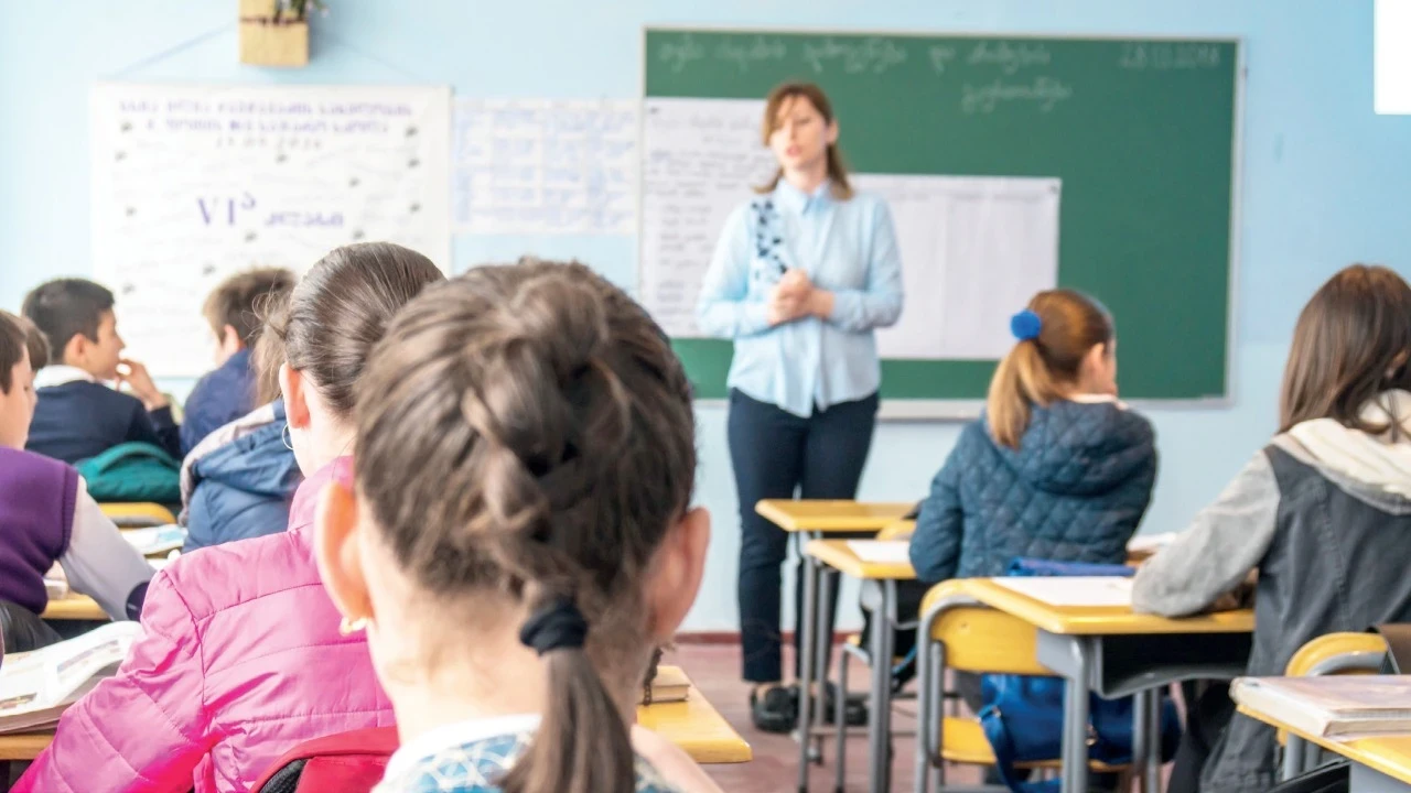 Ücretli öğretmene tatilde maaş yok