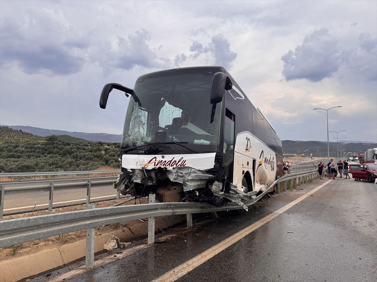 Aydın'da otomobille yolcu otobüsünün çarpıştığı kazada 9 kişi yaralandı