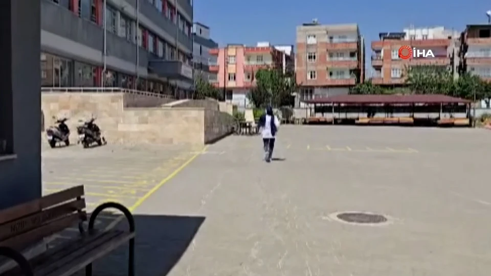 Gaziantep'te sınava son anda yetişen aday kameraya yansıdı