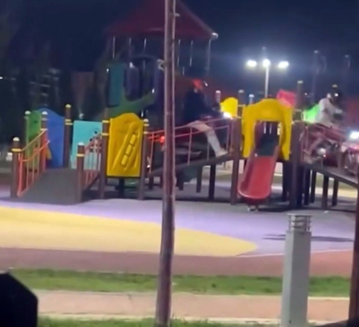 Çocuk parkında, motosikletleriyle oyun grubundaki parkura çıkan 2 kuryeye 146 bin TL ceza