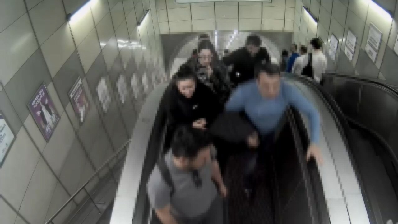 Metroda yolcunun cep telefonunu çalan 2 şüpheli tutuklandı