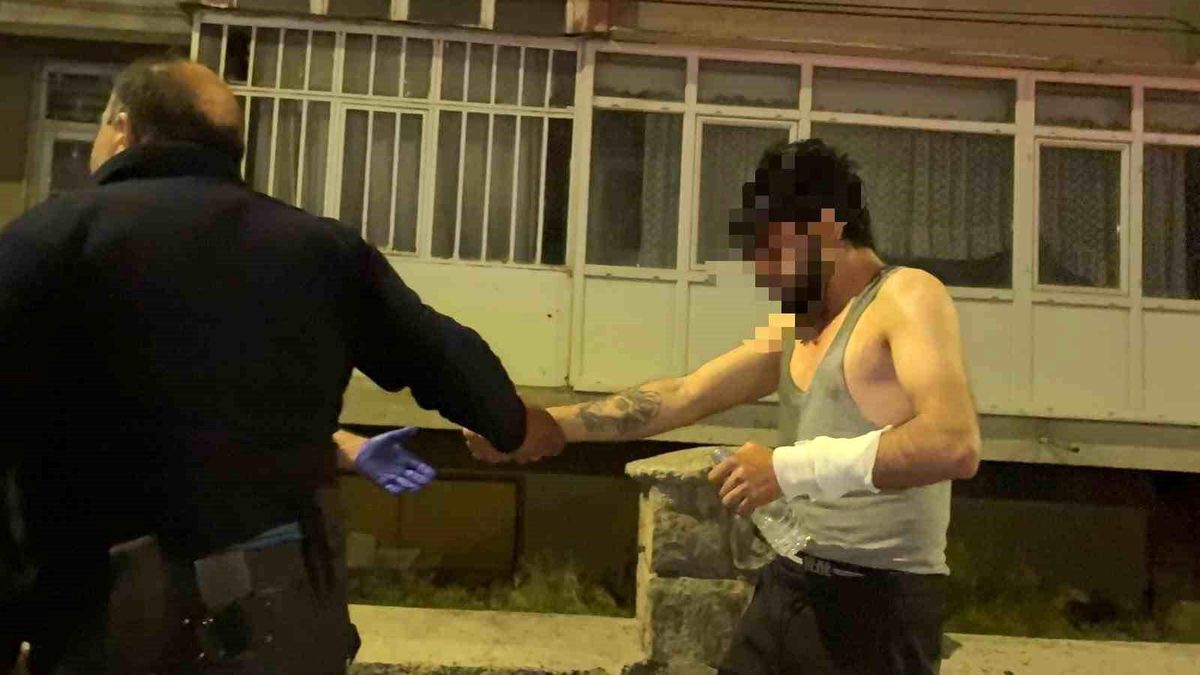 Evinde bıçakla kendine zarar veren şahsın hayatını polisin telefon detayı kurtardı