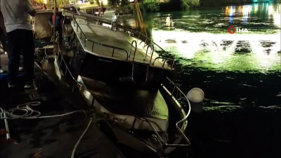 Manavgat Irmağı'nda su alan tekne böyle kurtarıldı