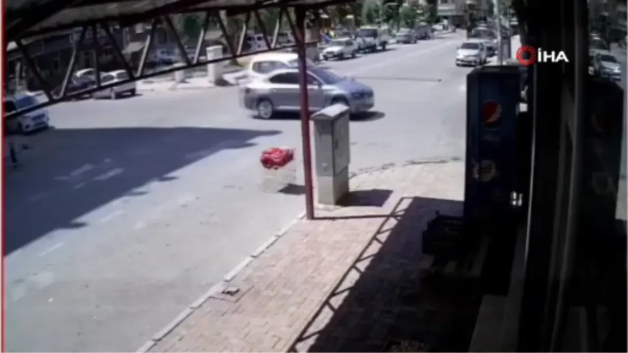 Şanlıurfa'da korkunç kaza! 1'i ağır 2 kişinin yaralandığı anlar kamerada