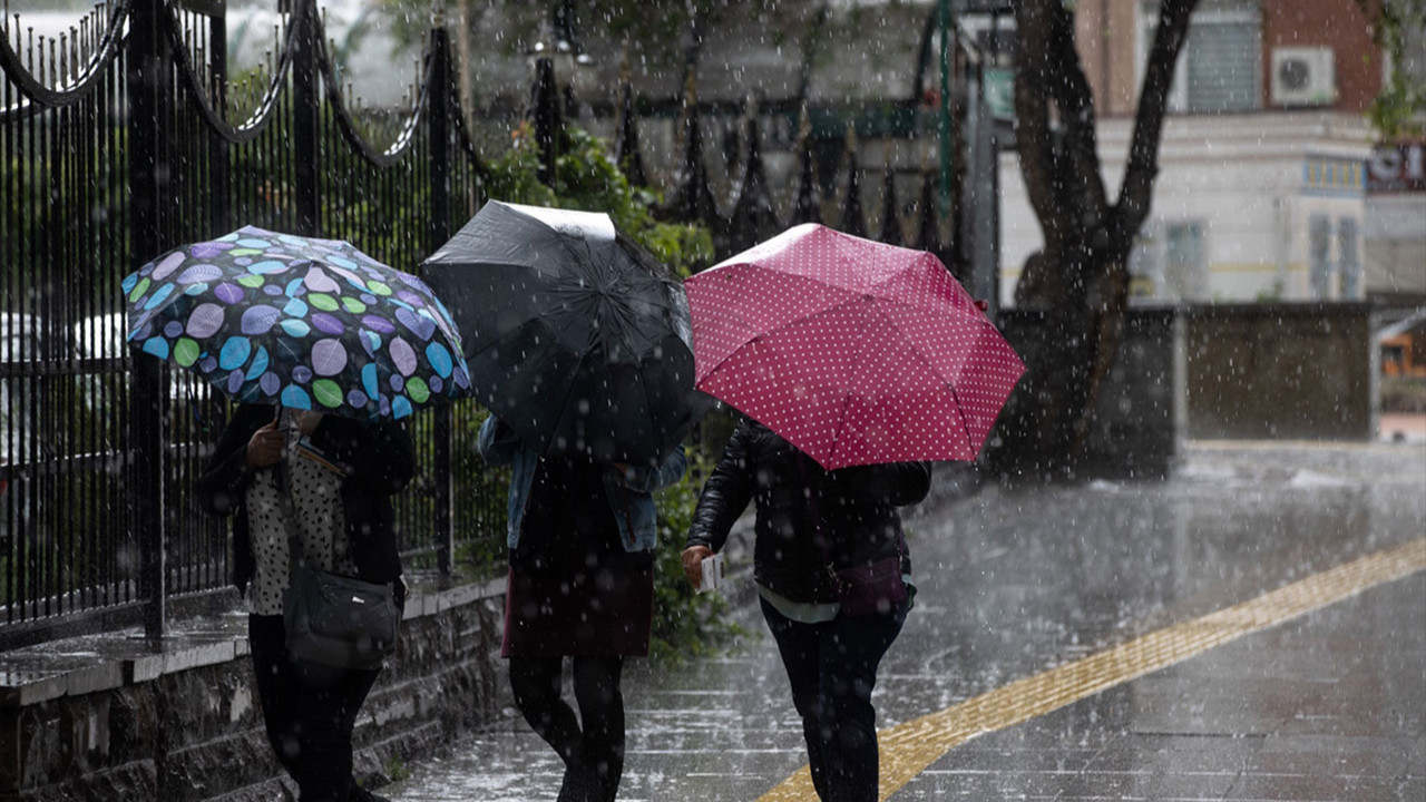 Meteoroloji'den kuvvetli yağış, fırtına ve toz taşınımı uyarısı
