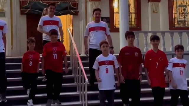 Önce sabah namazını kıldılar sonra milli maçı izlediler