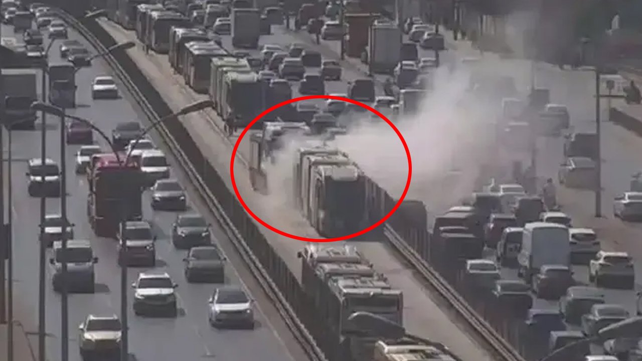 Beylikdüzü'nde metrobüste korkutan yangın!