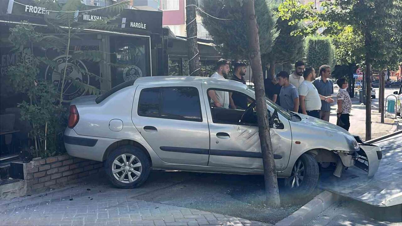 Niğde'de kontrolden çıkan otomobil iş yerine daldı