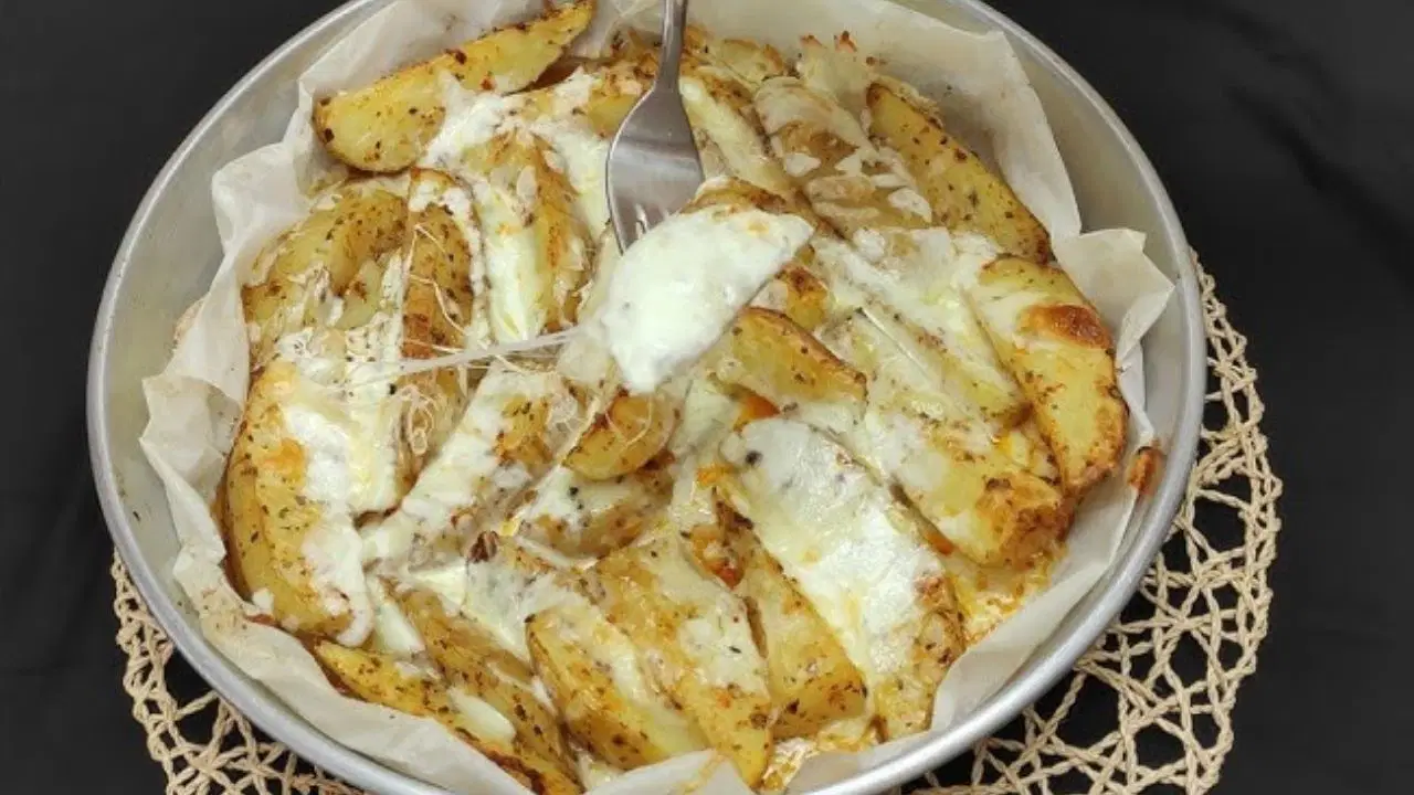 Pazar kahvaltılarının yıldızı: Fırında kaşarlı patates dilimleri