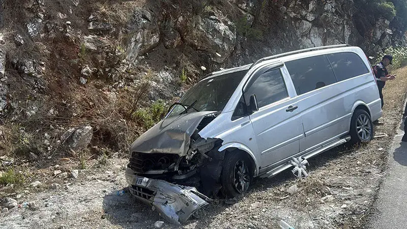 Bodrum’da otomobil ile minibüs çarpıştı: 6 yaralı