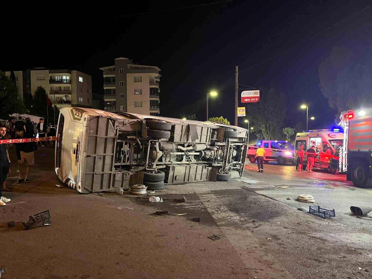 İzmir'de servis otobüsü ile otomobil çarpıştı: 4 yaralı