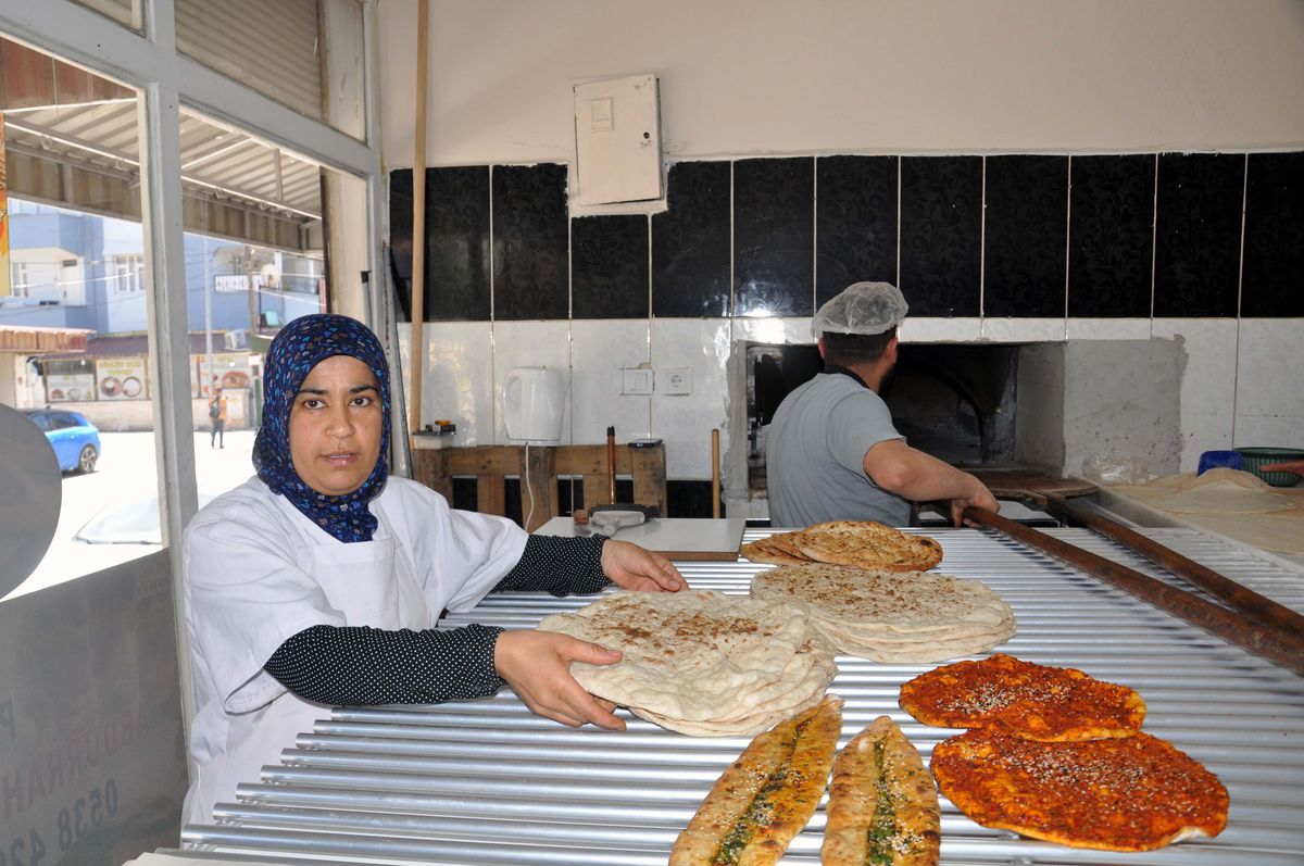 Anne, oğlu için açtığı fırında çalışmaya başladı