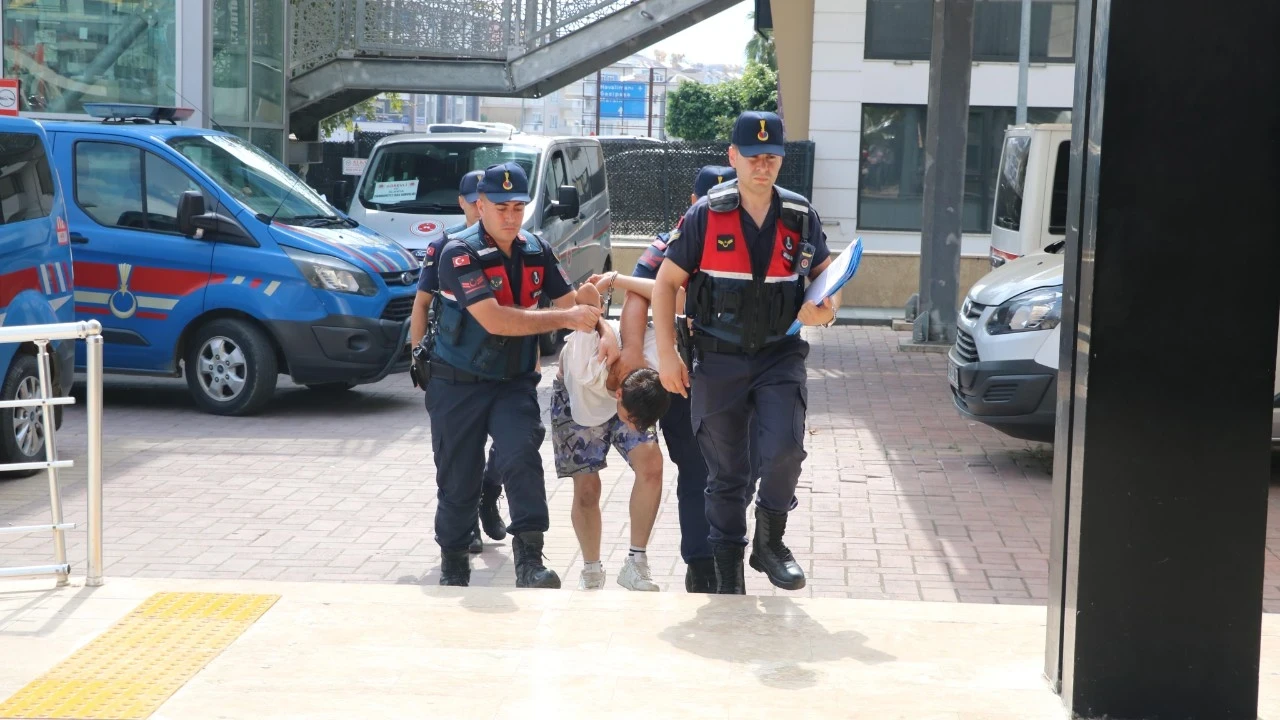 Antalya'da akıllara durgunluk veren olay! Markette hırsızlık yaptı, 10 yaşındaki çocuğun içinde olduğu arabayı kaçırdı!