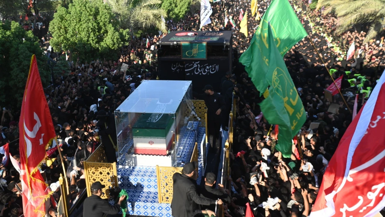 Hamaney'in cenazesi Irak'ta: Binlerce kişi meydanları doldurdu