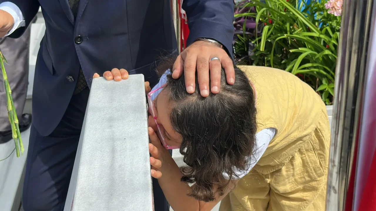 15 Temmuz şehitliğinde duygusal anlar: Minik Elif hiç görmediği şehit dayısının fotoğrafını öpmeye doyamadı!