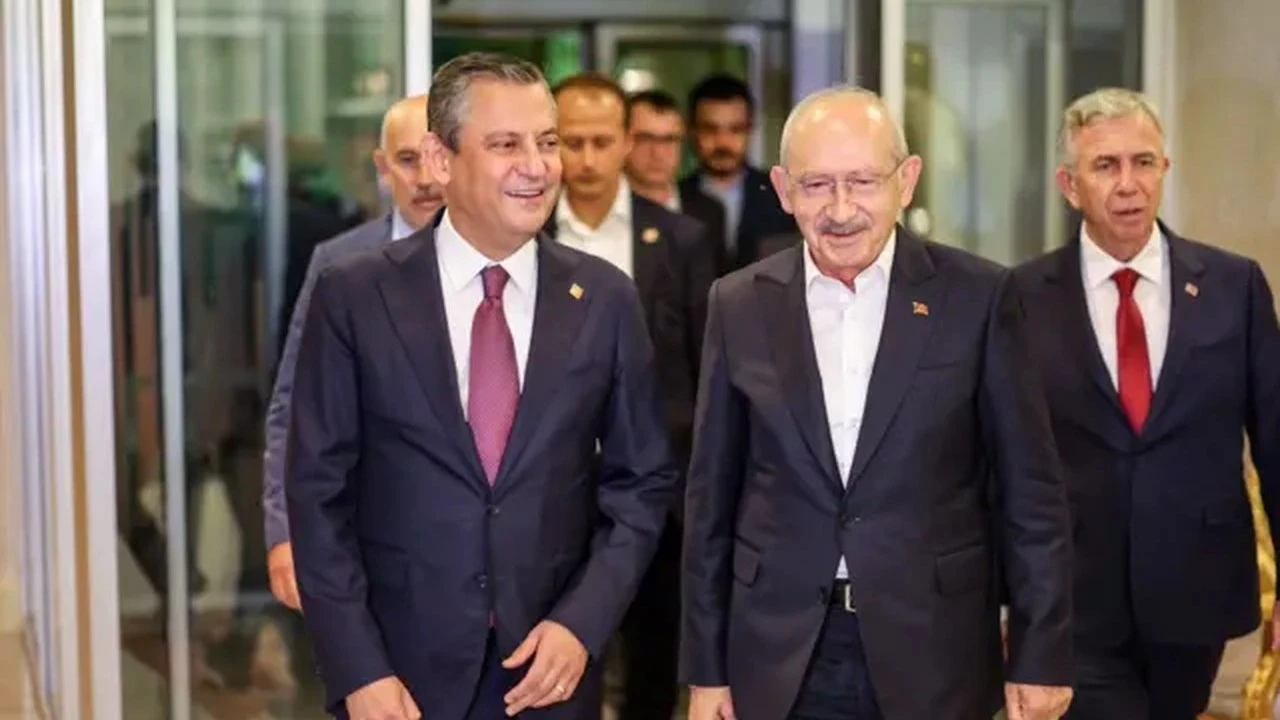 Can Özçelik'ten tv100'de CHP'deki tüm dengeleri değiştiricek iddia: "Özgür Özel'e büyük bir teklif gelebilir"