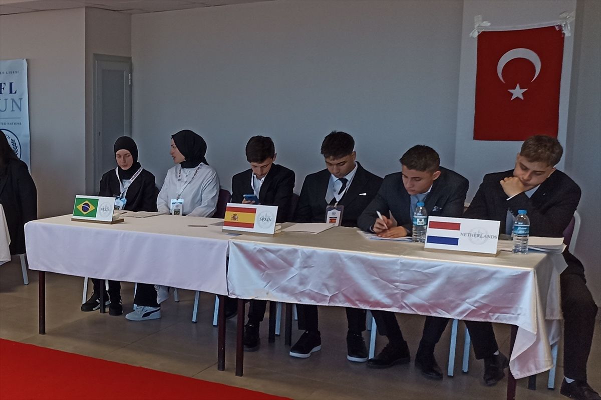 Havza'da lise öğrencileri "Eğitim reformları ve eğitimde teknoloji kullanımı"nı değerlendirdi