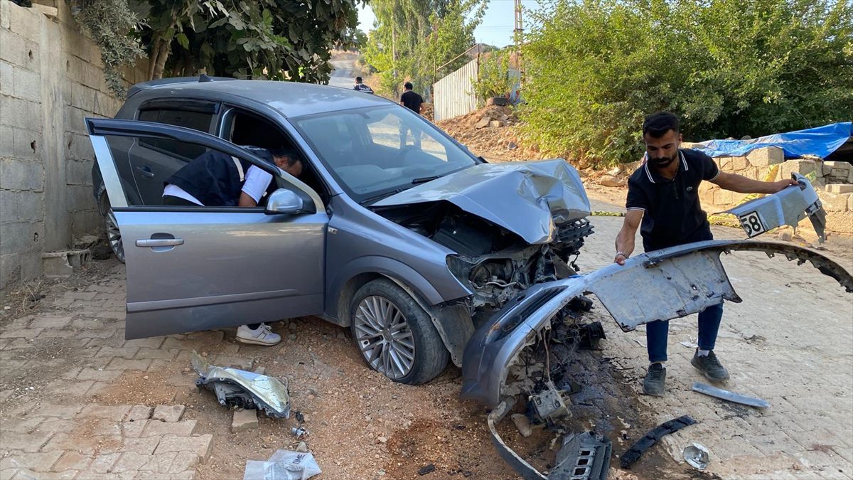 Kırıkhan'da asfalt çalışmasına çarpan otomobilin sürücüsü hayatını kaybetti