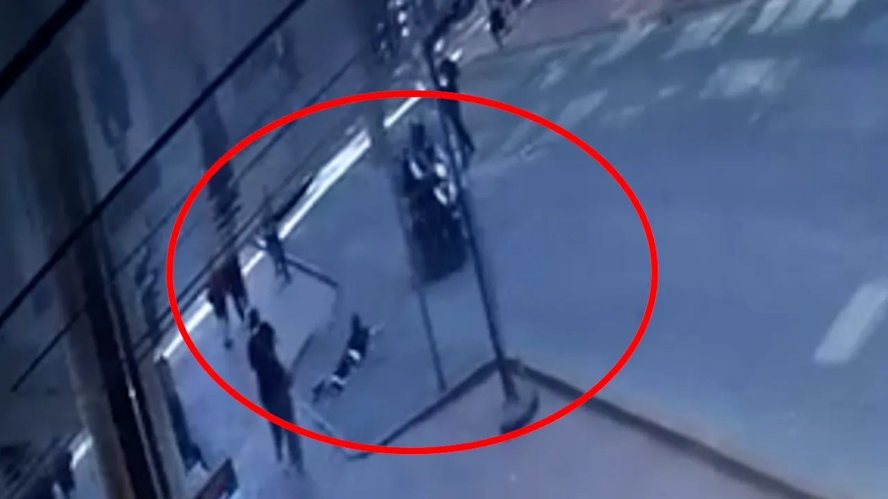Babaannesinin elini bırakıp yola atladı! Çocuğa motosikletin çarptığı anlar kamerada