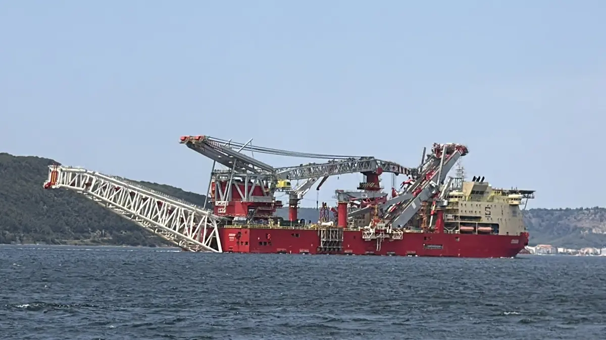 Dev gemi Boğaz'ı kapattı! Çift yönlü deniz trafiği askıya alındı