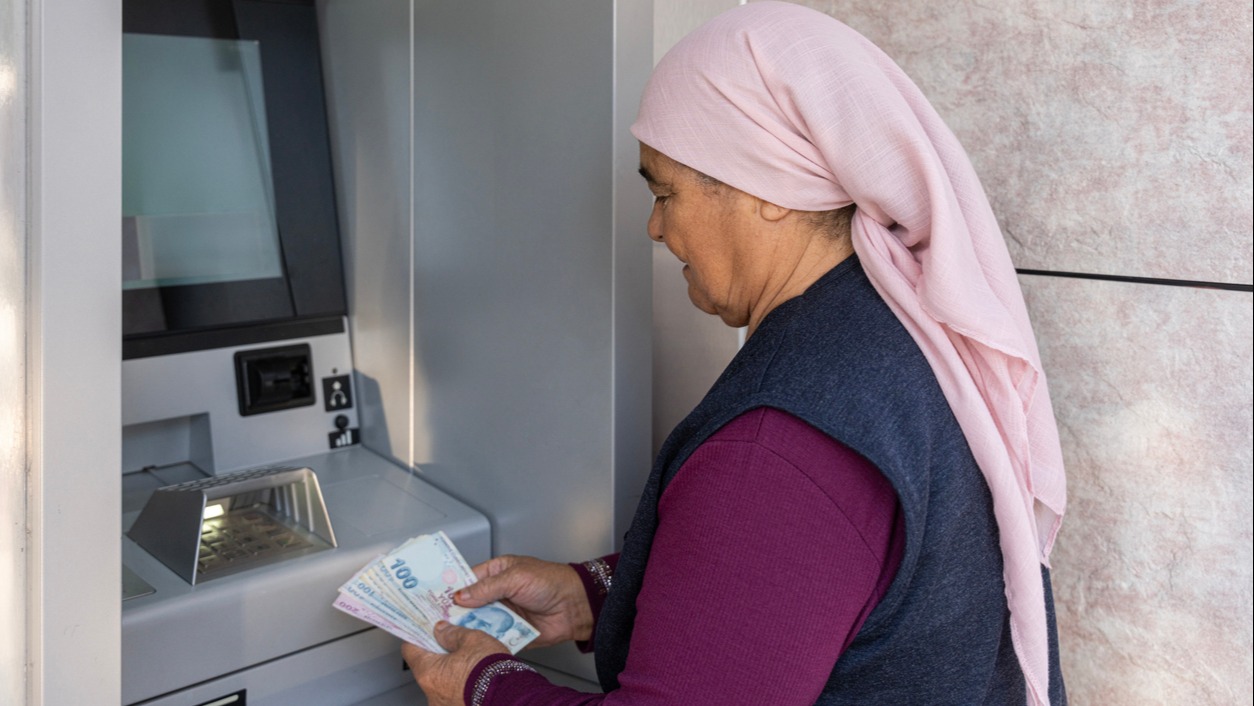 Maaşını taşıyan emekliler yaşadı. Bazı bankalar temmuz ayı emekli promosyonunda artışa gitti