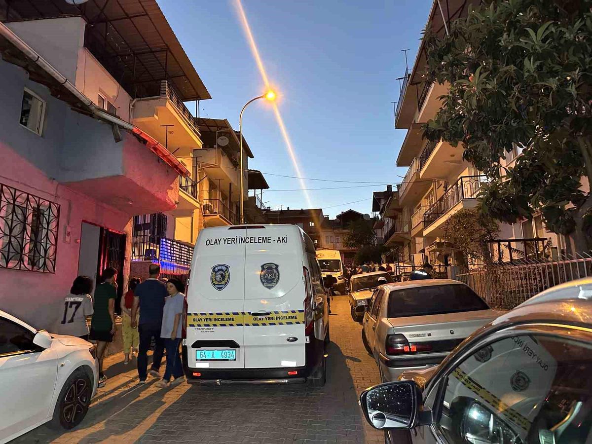 Uşak'ta dut toplarken çatıdan düşen adam hayatını kaybetti