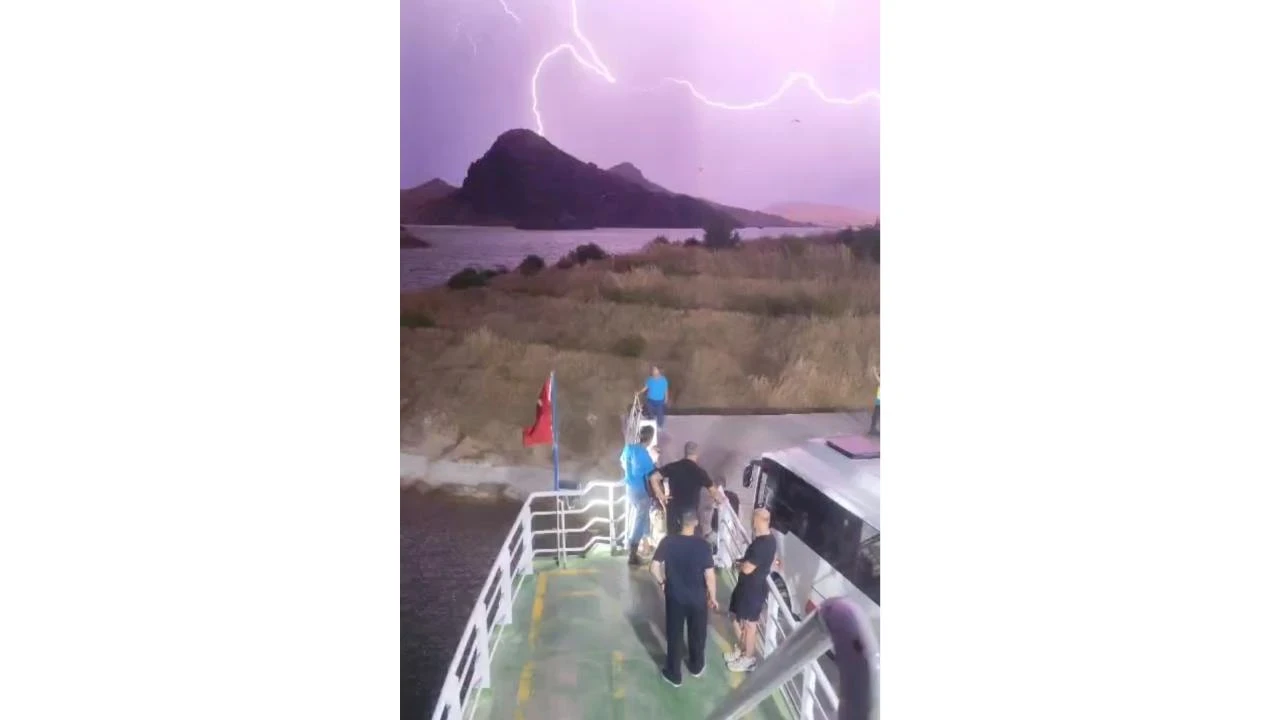 Fırtına feribotu zorladı: İskeleye yanaşamayınca adaya sığındı