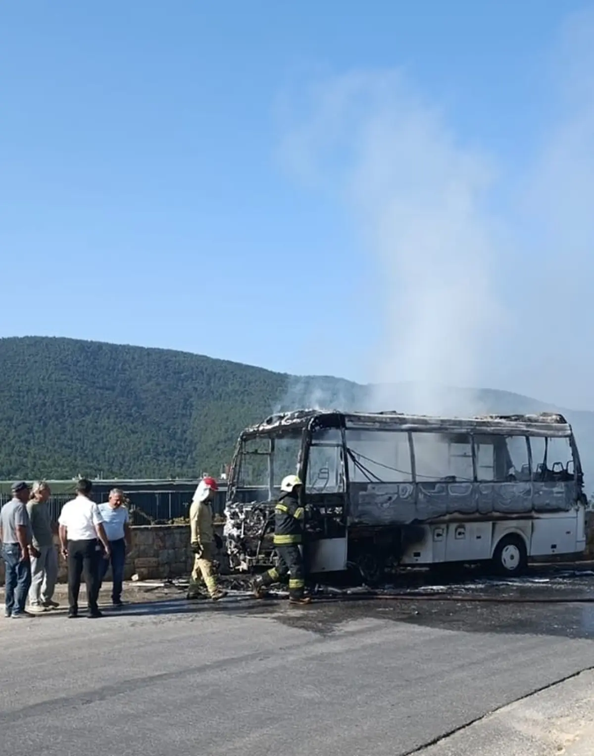 Bodrum'da yangın paniği! Servis minibüsü yanarak kül oldu