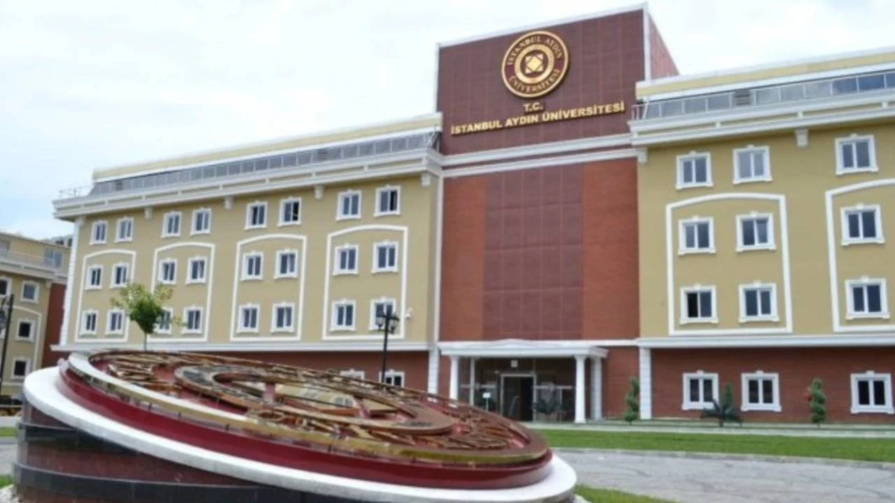 İstanbul Aydın Üniversitesi’nde yaklaşık 100 akademisyen işten çıkarıldı