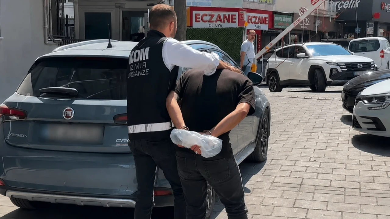 İzmir'de oto galeriyi kurşunlayan 2 şüpheli tutuklandı