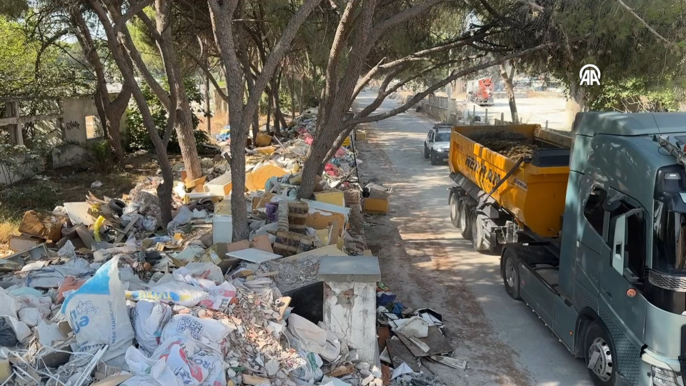 İzmir'de boş arazi moloz ve çöplerle doldu
