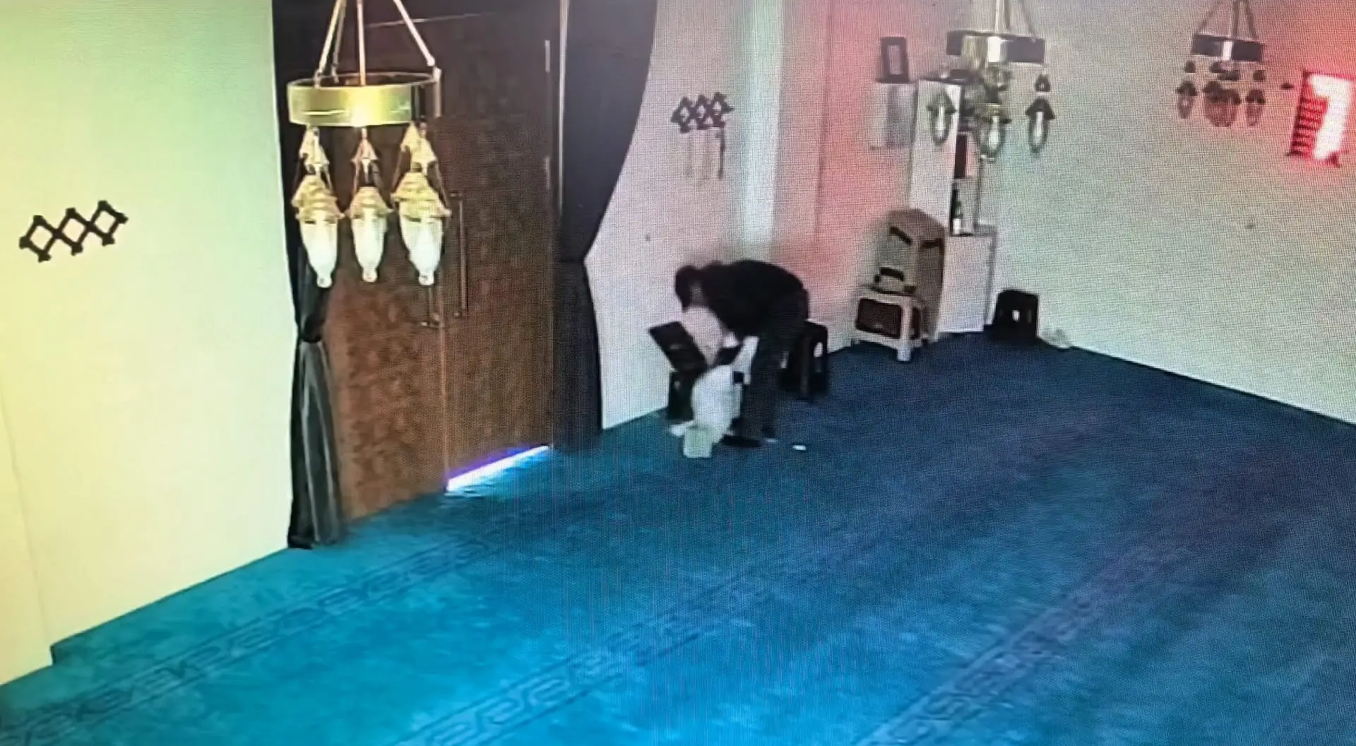Bu kadarına da pes! Camiye girip kaldırım taşıyla yardım kutusunu kırdı