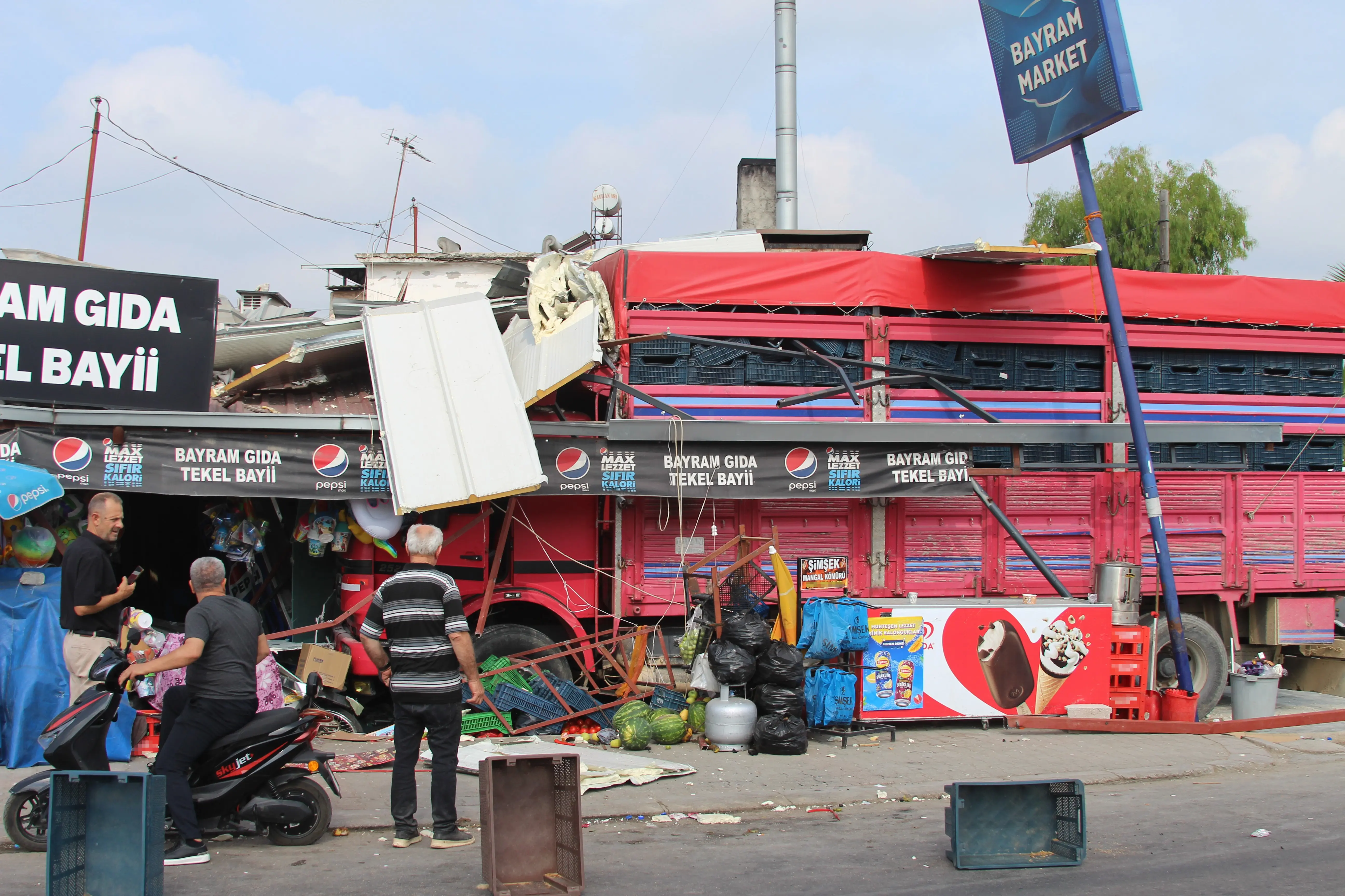 Adana'da yürekleri ağza getiren kaza! Kamyon markete daldı: 1 yaralı