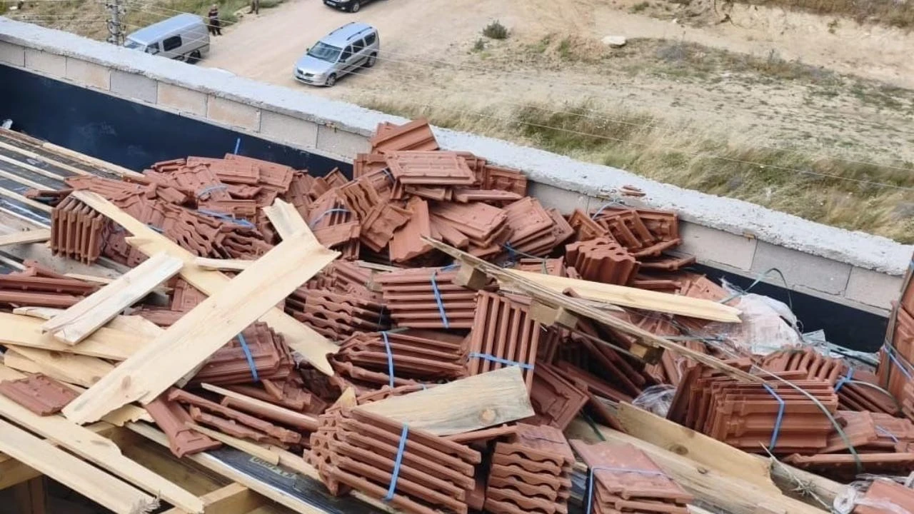 Vinçle çıkarılan kiremitler devrildi, 2 işçi altında kaldı